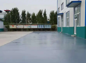 聊城彩色路面喷涂翻新的材料对冬季
